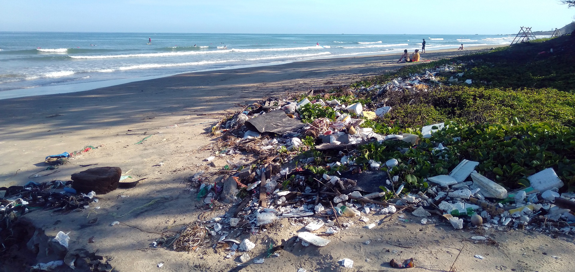 plastic afval op de kust