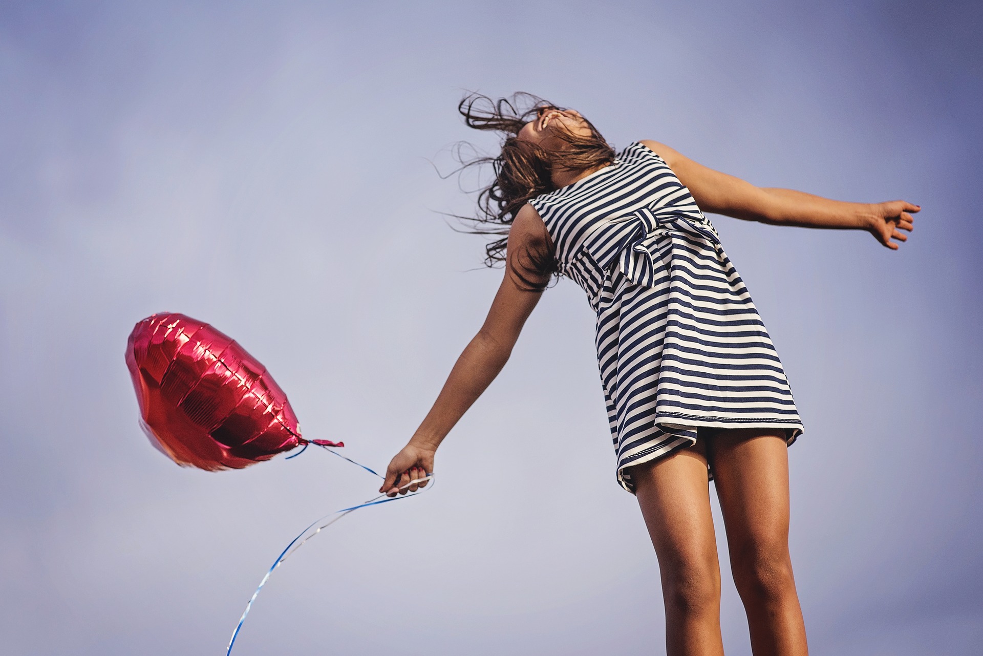 Vrouw springend ballon